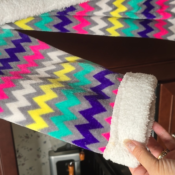 Super Warm & Soft Mid Length Hooded Robe With Pockets & Belt - Picture 5 of 6